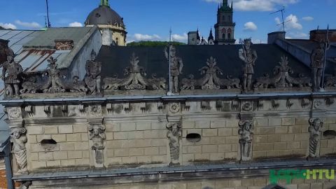 Скульптури на даху будинку Корнякта вберегли від руйнування
